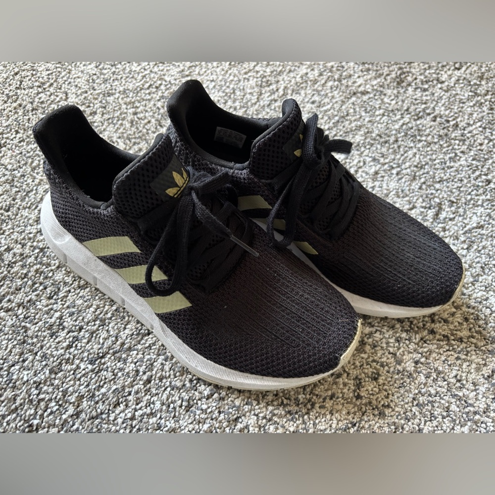 Women's Adidas Swift Run Shoes Sz 7